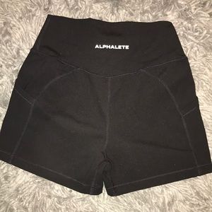 Alphalete 2.5" inseam shorts with pockets